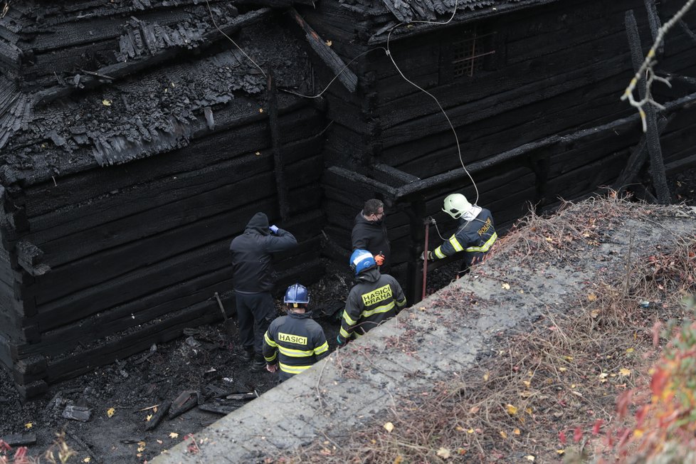 V zahradě Kinských na Smíchově vyhořel dřevěný kostel sv. Michaela (foto ze dne 29. 10. 2020).