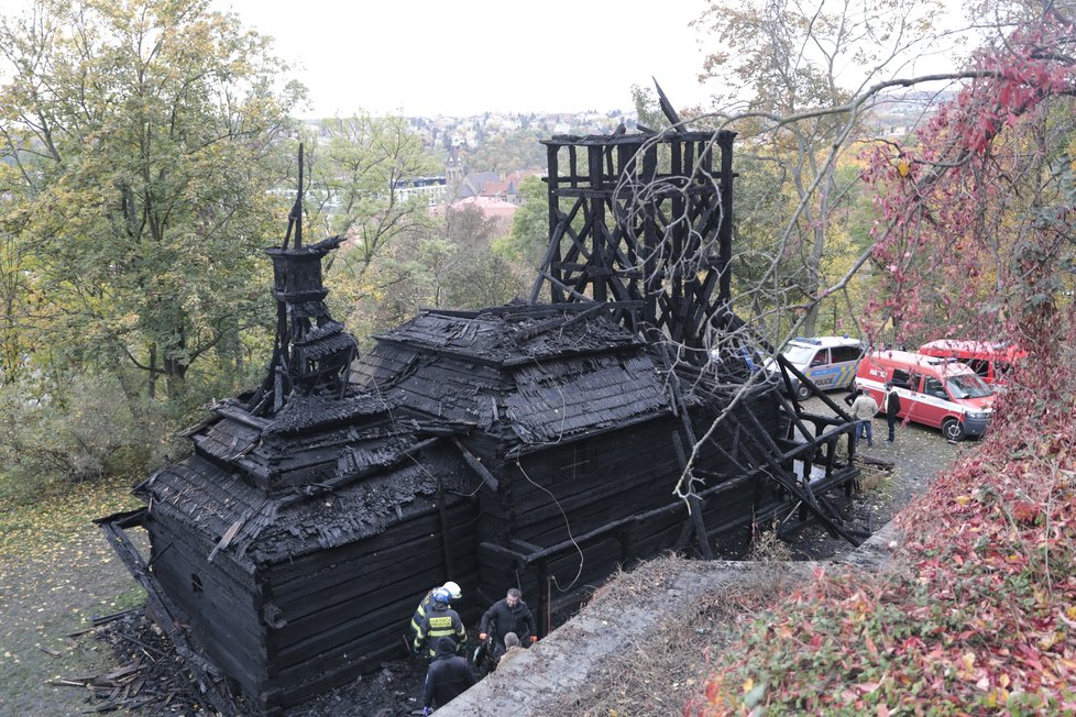 V zahradě Kinských na Smíchově vyhořel dřevěný kostel sv. Michaela (foto ze dne 29. 10. 2020).