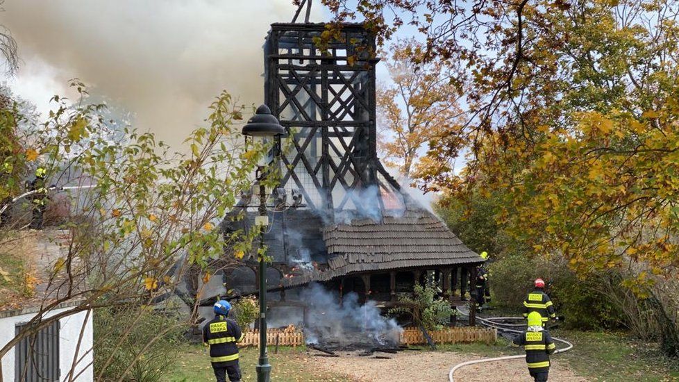 V zahradě Kinských na Smíchově hořel dřevěný kostel sv. Michala. (28. 10. 2020)