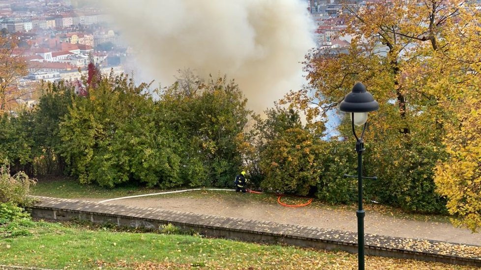 V zahradě Kinských na Smíchově shořel dřevěný kostel sv. Michala (28. 10. 2020).