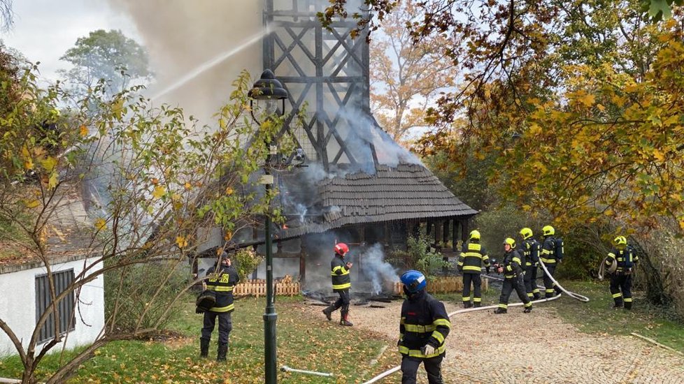 V zahradě Kinských na Smíchově hořel dřevěný kostel sv. Michala. (28. 10. 2020)