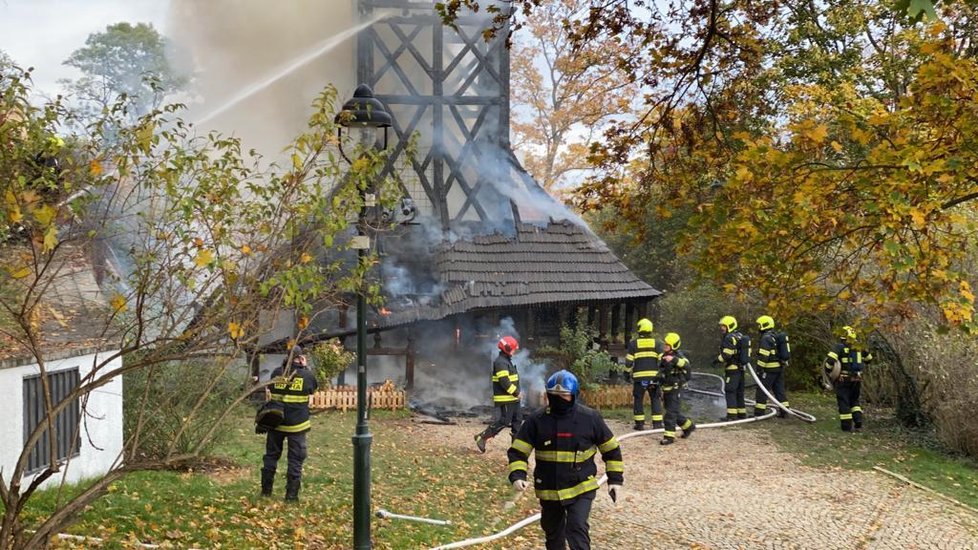 V zahradě Kinských na Smíchově shořel dřevěný kostel sv. Michaela (28. 10. 2020).