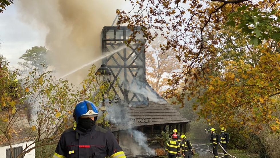 V zahradě Kinských na Smíchově hoří dřevěný kostel sv. Michala. (28. 10. 2020)