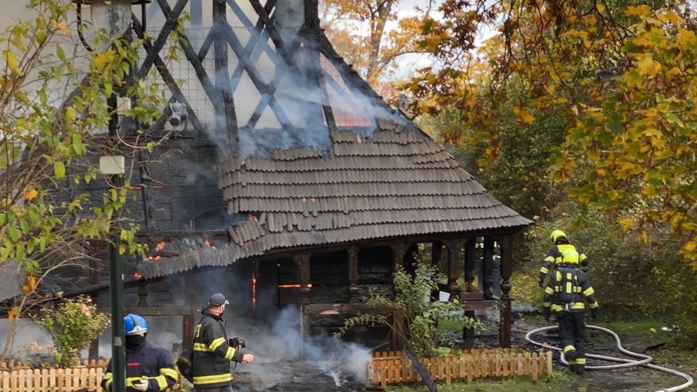 V zahradě Kinských na Smíchově shořel dřevěný kostel sv. Michala (28. 10. 2020).