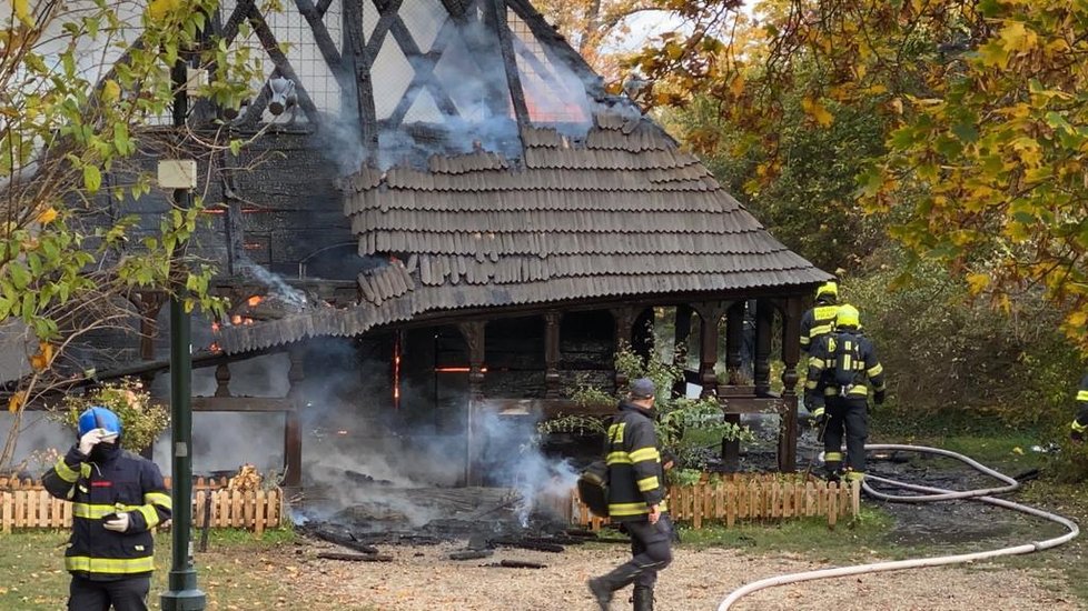 V zahradě Kinských na Smíchově shořel dřevěný kostel sv. Michala (28. 10. 2020).