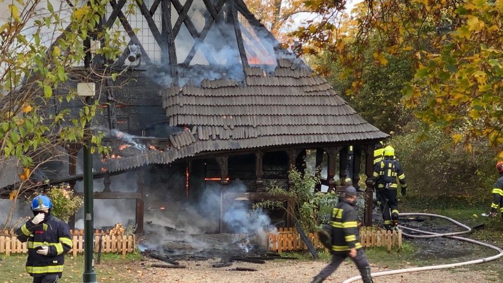 V zahradě Kinských na Smíchově shořel dřevěný kostel sv. Michala (28. 10. 2020).