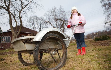 V březnu na zahradě je každá pomocná ruka dobrá. Zapojte celou rodinu.