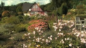 Na samotě, které zůstala v Sudetech po Němcích, její majitel vytvořil hned několik typů zahrad