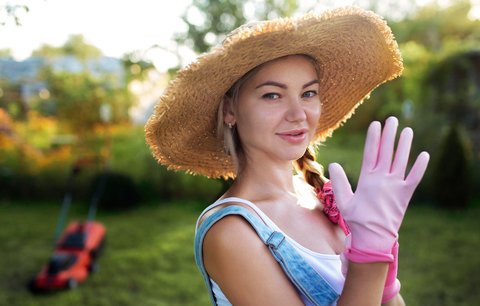 7 tipů, jak na krásný trávník: Jak často sekat, kdy zalévat a co proti plevelu?