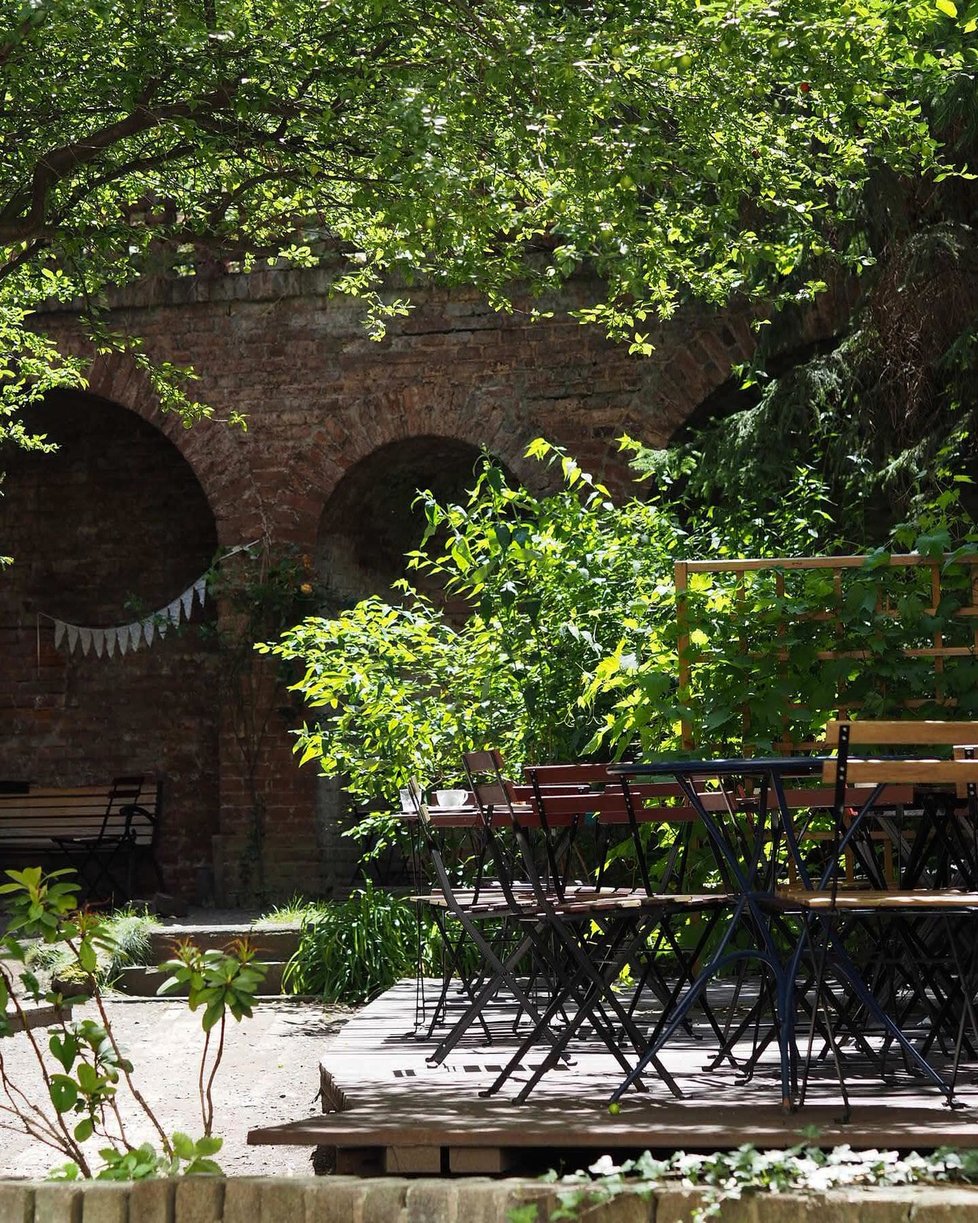 Kavárna Čekárna má zahrádku ukrytou pod vyšehradskými hradbami