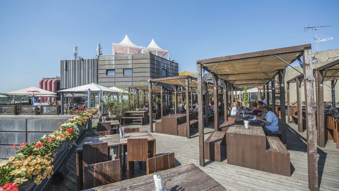 Restaurace na střeše Kotvy nabízí kromě devíti druhů čepovaných piv i čtyřicet druhů lahvových piv z celého světa.