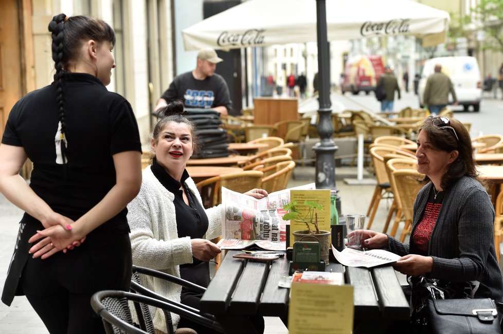 Otevření zahrádek v ČR: Brněnské restaurace si užívají první návaly turistů (17.5.2021).