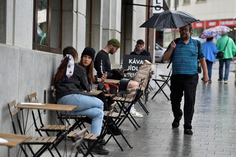 Otevření zahrádek v ČR: Brněnské restaurace si užívají prví návaly turistů (17.5.2021)