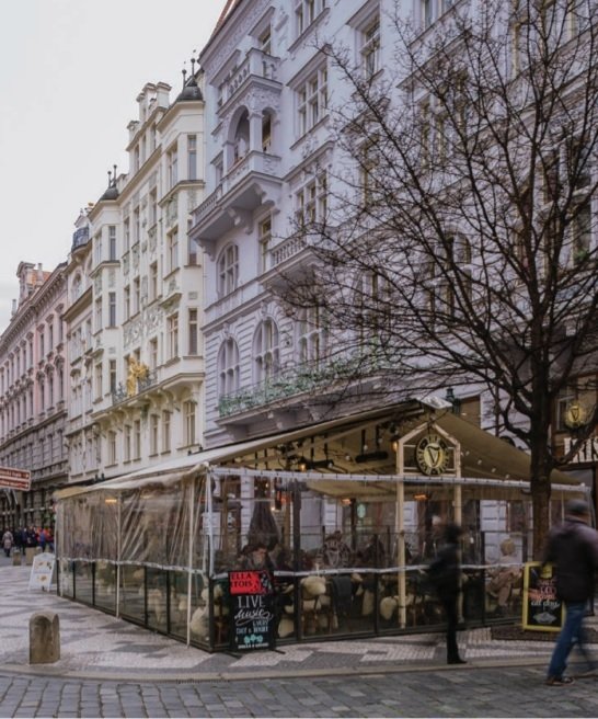 Magistrát vytvořil manuál, jak by měly vypadat předzahrádky v centru Prahy. Takto by již v budoucnu  vypadat neměly.