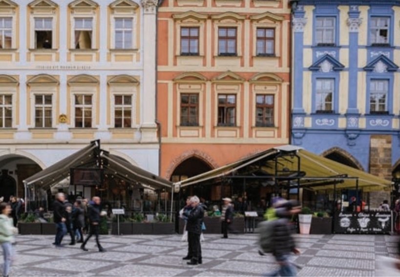 Magistrát vytvořil manuál, jak by měly vypadat předzahrádky v centru Prahy. Takto by již v budoucnu  vypadat neměly.