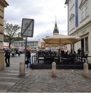 Magistrát vytvořil manuál, jak by měly vypadat předzahrádky v centru Prahy. Takto by již v budoucnu  vypadat neměly.