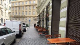 Zahrádky v centru Prahy povětšinou zely prázdnotou.