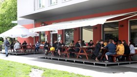 Lidé sedí na jedné z restauračních zahrádek v Praze, které se 17. května 2021 mohly otevřít po uvolnění protikoronavirových opatření.