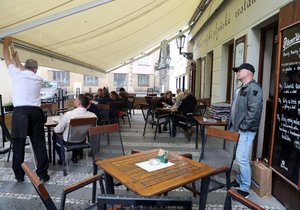 Lidé sedí na jedné z restauračních zahrádek v Praze, které se 17. května 2021 mohly otevřít po uvolnění protikoronavirových opatření..