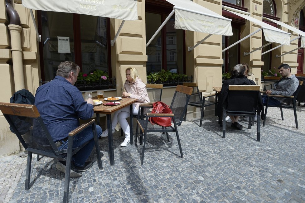 Lidé sedí na jedné z restauračních zahrádek v Praze, které se 17. května 2021 mohly otevřít po uvolnění protikoronavirových opatření.