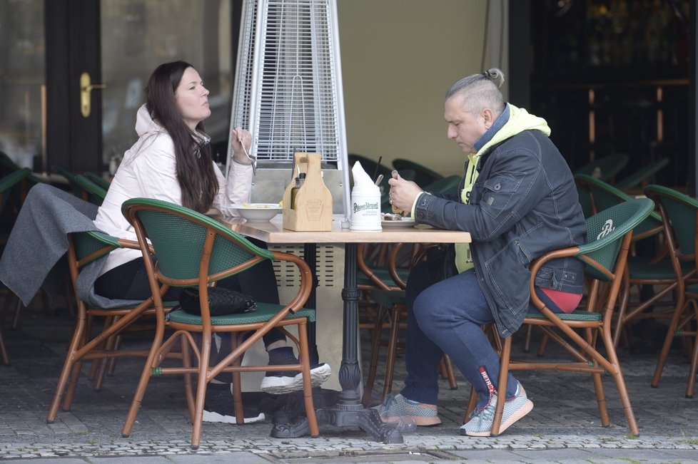 Lidé sedí na jedné z restauračních zahrádek v Praze, které se 17. května 2021 mohly otevřít po uvolnění protikoronavirových opatření..