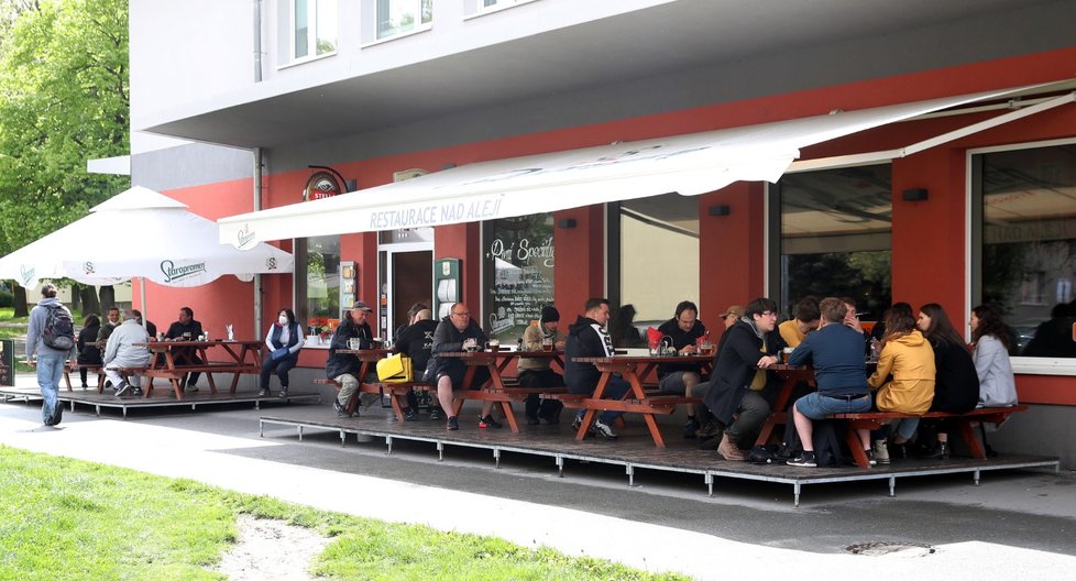Lidé sedí na jedné z restauračních zahrádek v Praze, které se 17. května 2021 mohly otevřít po uvolnění protikoronavirových opatření.