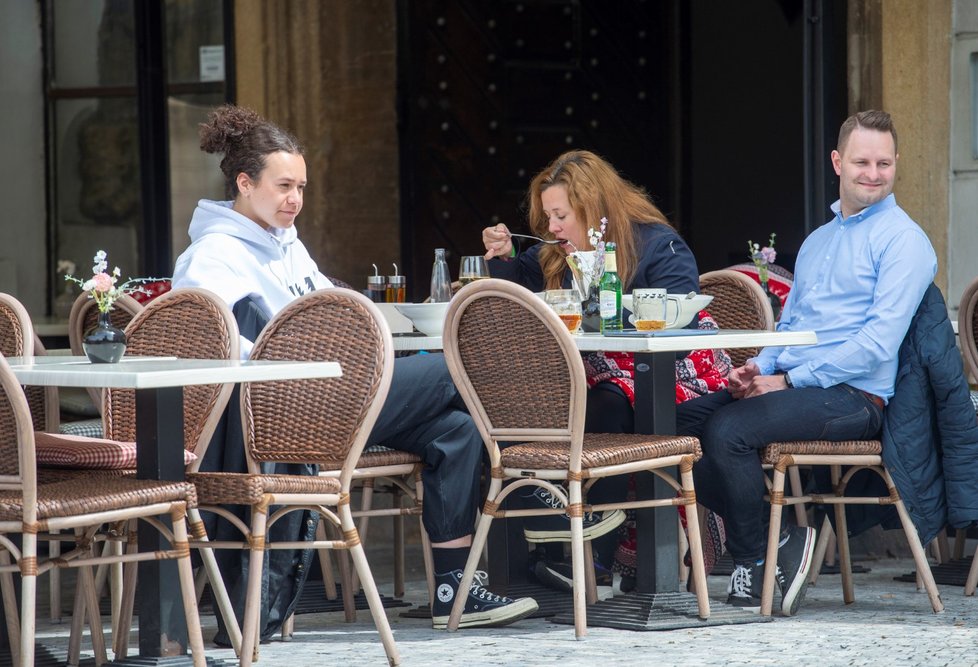 Hosté sedí na jedné z restauračních zahrádek v centru Prahy, které se mohly otevřít po uvolnění protikoronavirových opatření (17. 5. 2021)