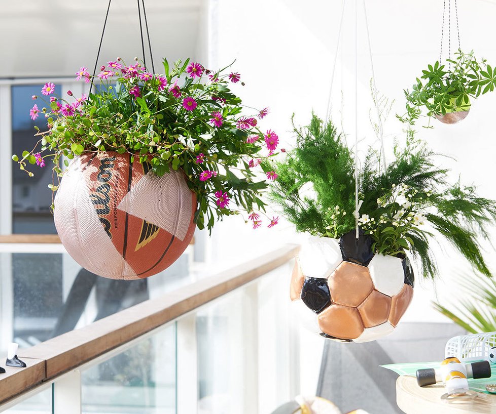 Jak vdechnout nový život děravým merunám? Pohrajte si s barvami ve spreji a dopřejte si nové, upcyklované závěsné květináče.