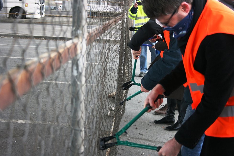 Zahájení stavby nové tramvajové smyčky na Zahradním městě. Nedaleko vznikne nová železniční stanice i zastávka tramvaje.