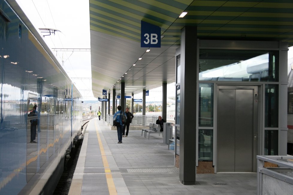 Na Zahradním městě se otevřela nová železniční stanice Praha-Zahradní Město. (24. září 2021)