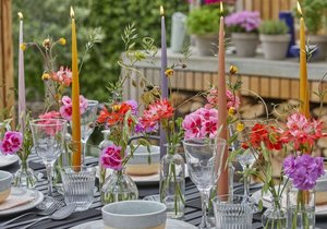 Květinová tabule je jednoduchý, ale efektní způsob, jak dodat události slavnostní atmosféru.