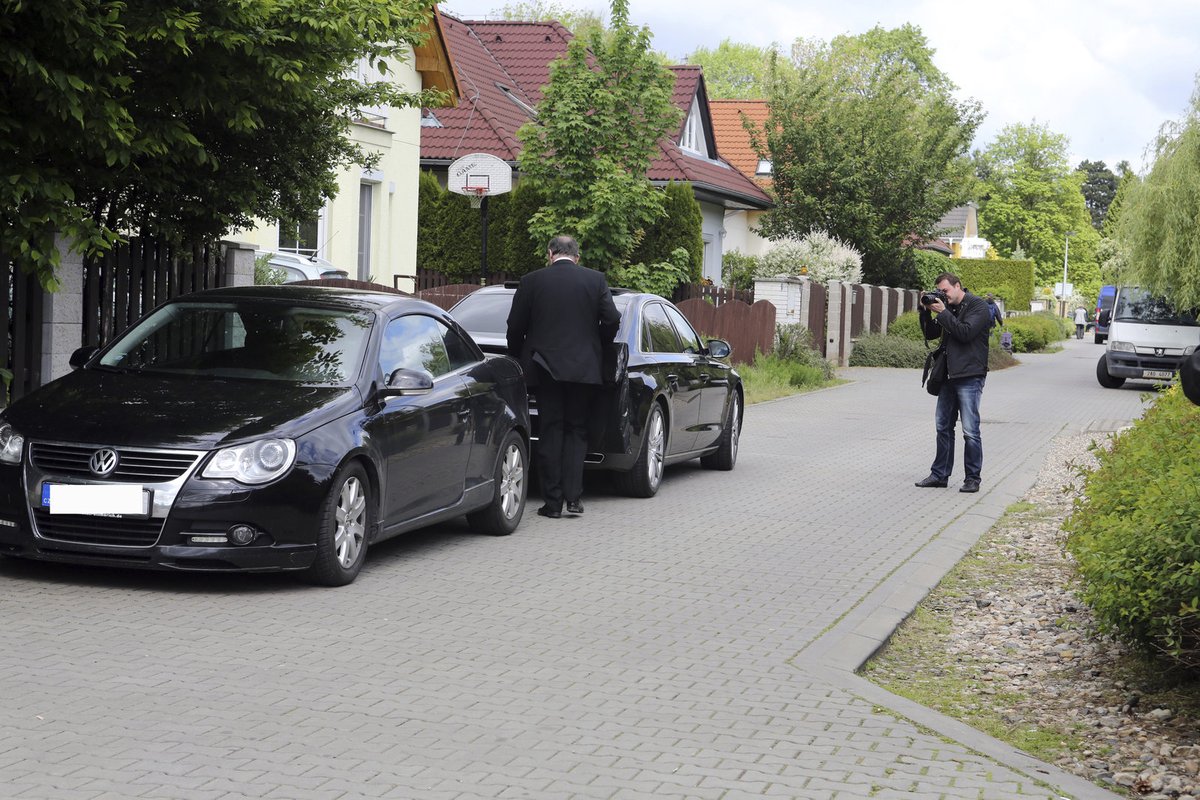 Zahradníkovo audi zaparkovala za vozem Rychtářovy neteře.