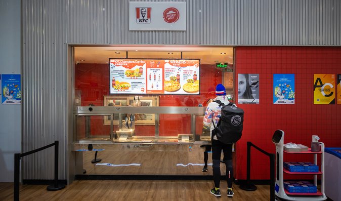 Naši olympionici si mohou vybírat i z různých druhů pizz a fast food specialit