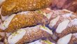 Smažené trubičky cannoli plněné lahodným ricottovým krémem jsou dezertem pocházejícím ze Sicílie