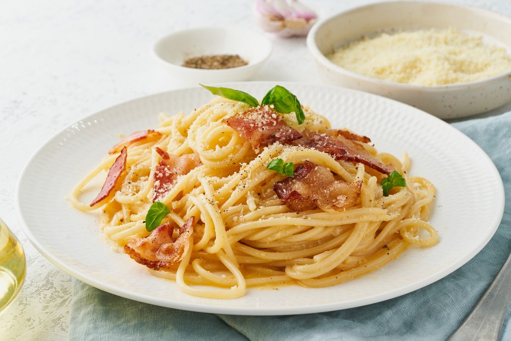 Špagety carbonara jsou snadnou a rychlou večeří, která přijde vhod zejména v pracovním týdnu, kdy není času nazbyt