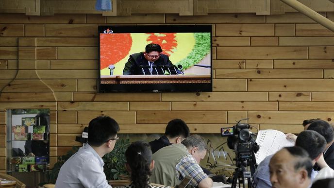 Zahraniční novináři sledují projev Kim Čong-una na sjezdu vládnoucí Korejské strany práce