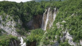 Plitvická jezera jsou jako ráj na zemi. Cestou ze Záhřebu je nesmíte minout.