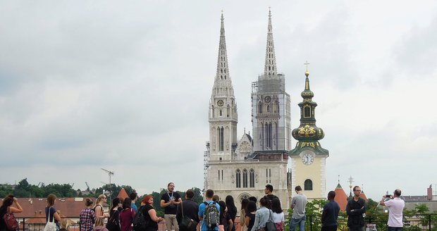 Věže záhřebské katedrály a kostela svaté Marie z horního města.