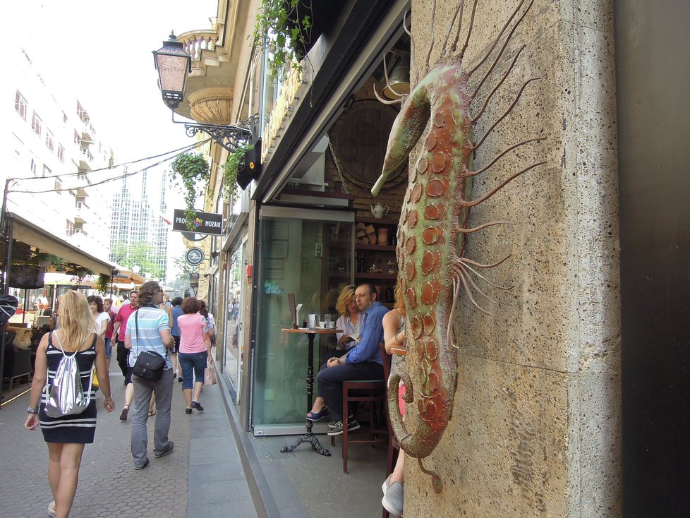 Několik desítek ulic v samém centru tvoří pěší zóny plné kaváren, cukráren a restaurací.