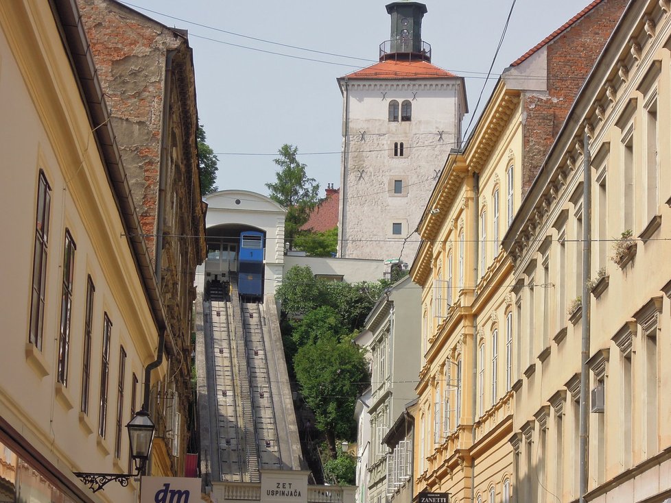 Do horního města Gradec vás vyveze historická lanovka. Z věže Lotrščak každé poledne střílí dělo. V 15. století prý trefilo Turky u řeky Sávy a ti si pak rozmysleli útočit na město.