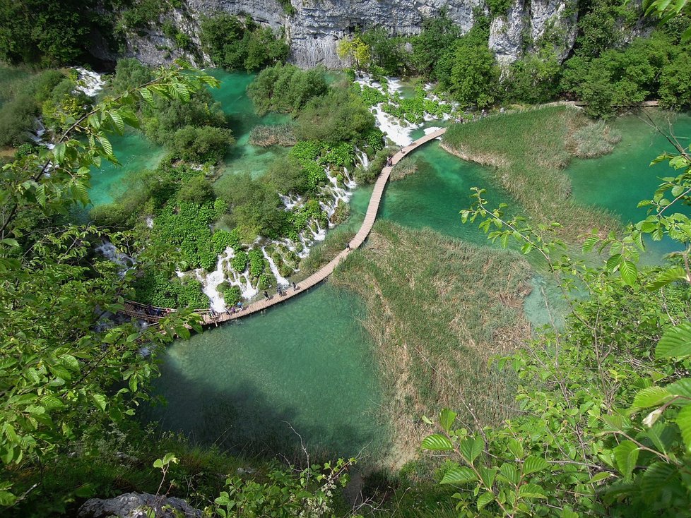 Hluboké údolí plné vodopádů jezer a peřejí mnohým připomenou filmy s Vinnetouem.