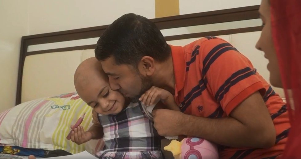 Malá Zainab (2) umírá na rakovinu. Kvůli své extrémně vzácné krvi ale nemůže najít dárce pro transfúzi