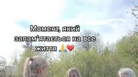 Žena čekající na návrat svého muže.