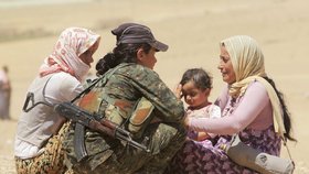 V řadách kurdské milice bojují i ženy.