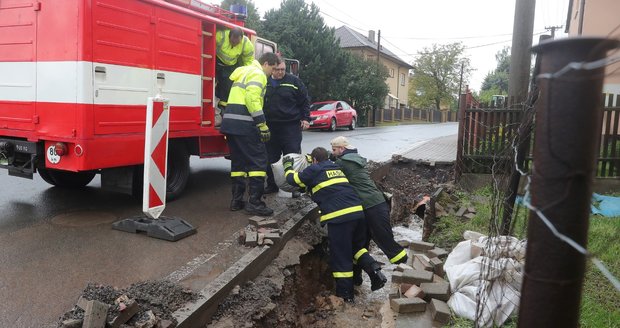 Záplavy v obci Zaječov napáchaly výrazné škody (25. 5. 2018).
