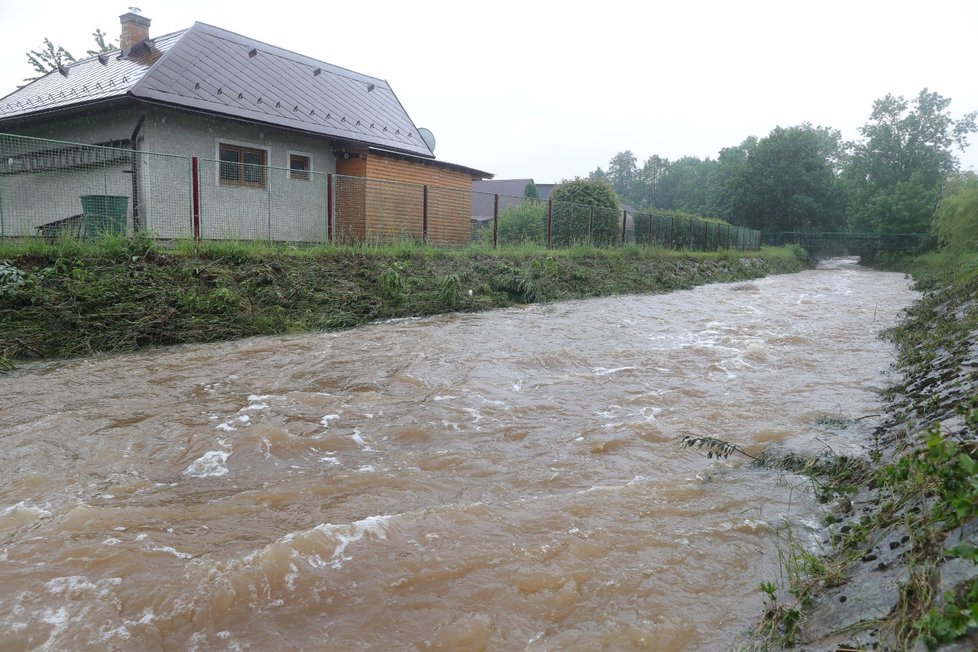 Záplavy v obci Zaječov napáchaly výrazné škody (25. 5. 2018).