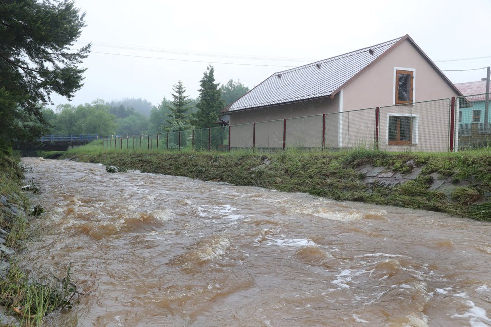 Záplavy v obci Zaječov napáchaly výrazné škody (25. 5. 2018)