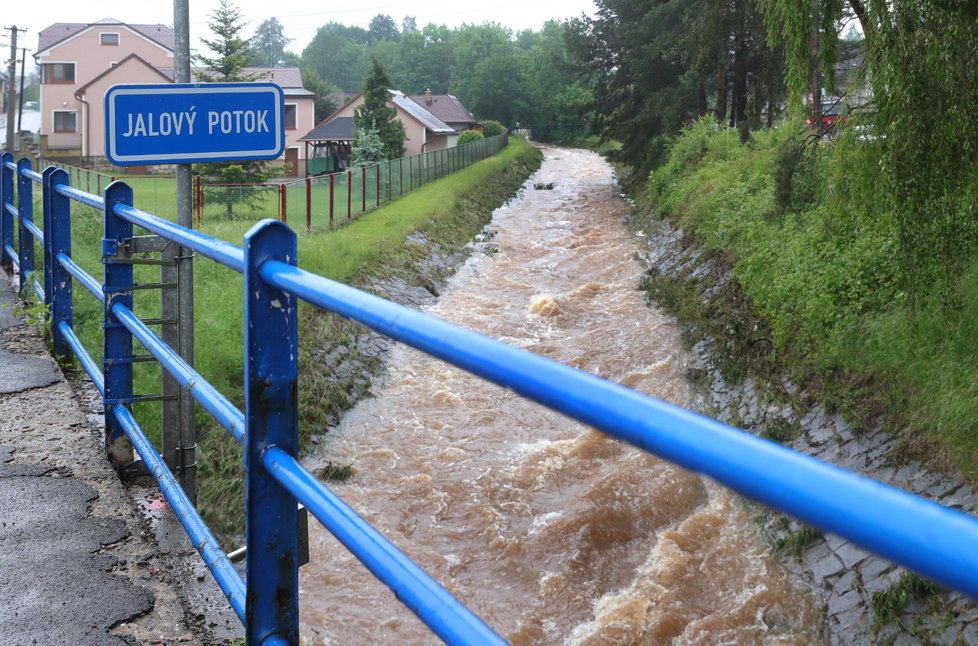 Záplavy v obci Zaječov napáchaly výrazné škody (25. 5. 2018)