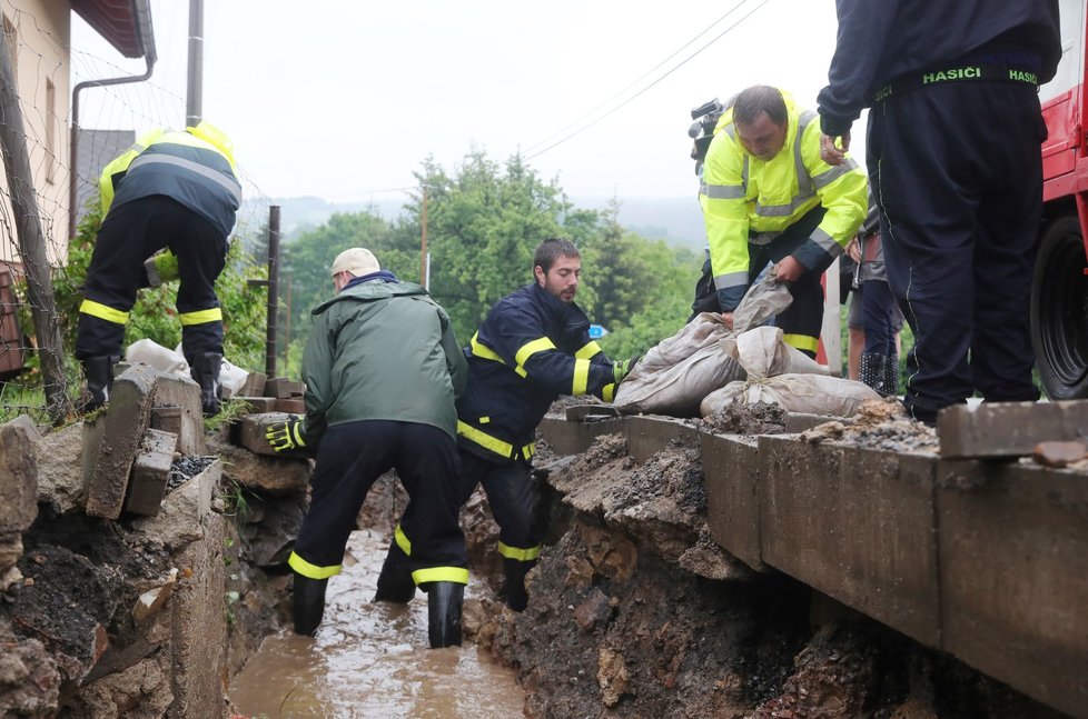 Záplavy v obci Zaječov napáchaly výrazné škody (25. 5. 2018)