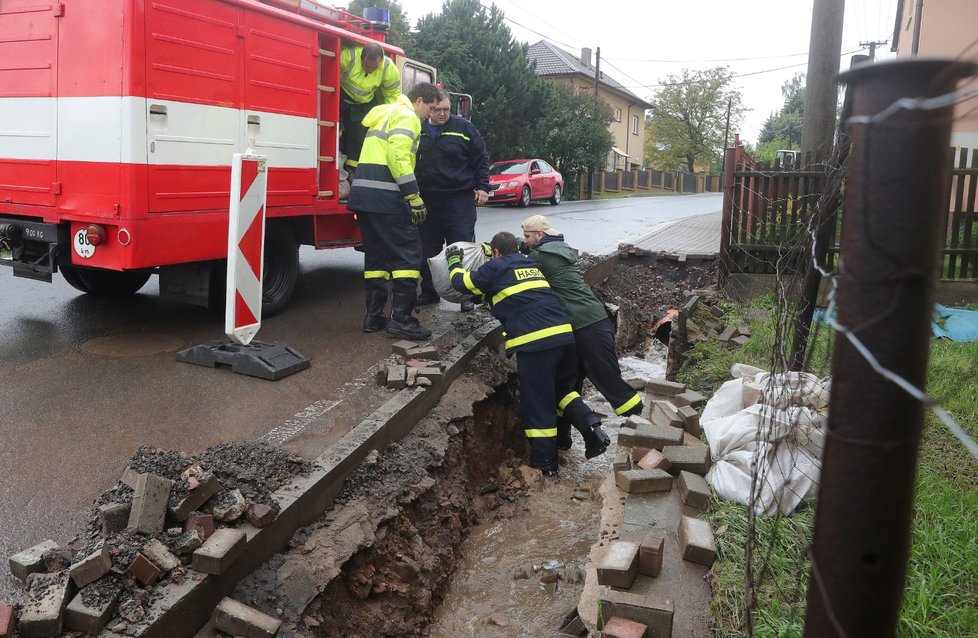 Záplavy v obci Zaječov napáchaly výrazné škody (25. 5. 2018)